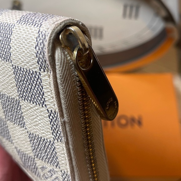 Louis Vuitton Damier Azur Long Zippered Wallet great condition Clean inside. - Picture 8 of 11